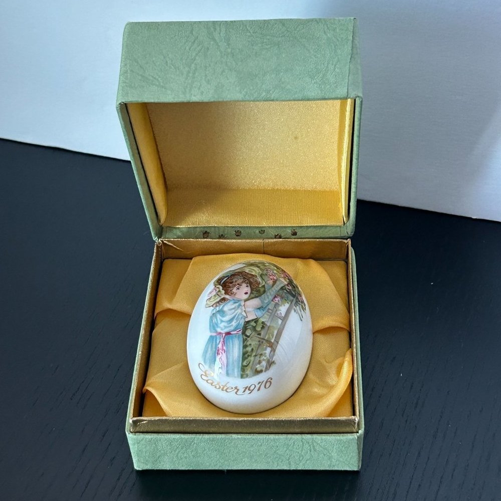 Royal Bayreuth Easter Egg Annual 1976 Girl Picking Flowers Boxed 3" Made Germany